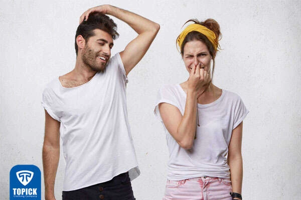 چگونه بوی عرق لباس را از بین ببریم